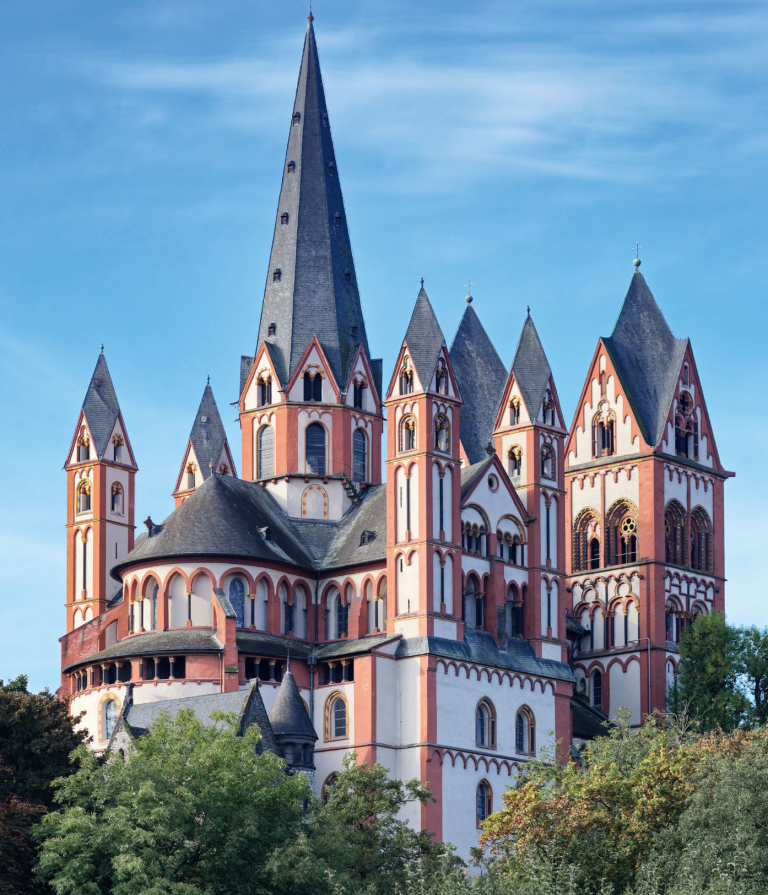 Limburger Dom Limburger Dom mit grünen Bäumen im Vordergrund und blauem Himmel.