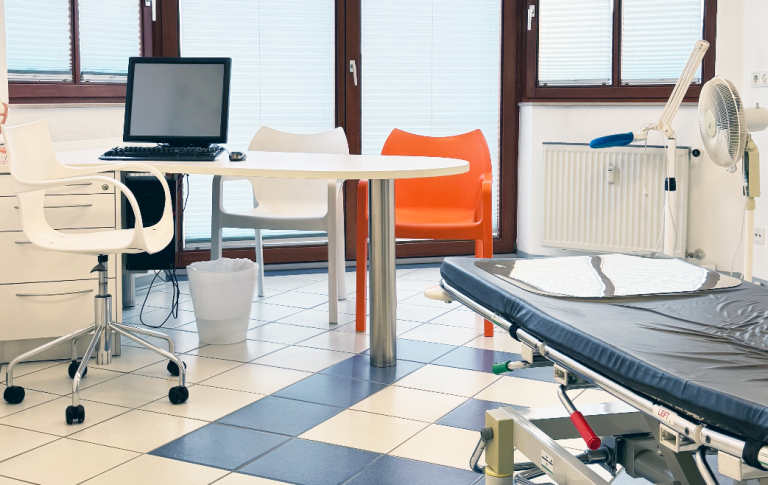 Sprechzimmer Sprechzimmer mit Behandlungsliege, Schreibtisch und zwei Patientenstühlen.