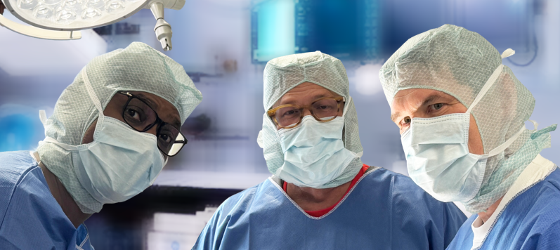 OP-Team Drei Ärzte in OP-Kleidung